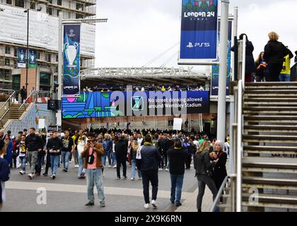 Londra, Regno Unito. 1 giugno 2024. Un cartello che dice "No Street drinking allowed" è esposto vicino alla stazione di Wembley Park durante la partita finale di UEFA Champions League allo stadio di Wembley, Londra. Il credito per immagini dovrebbe essere: David Klein/Sportimage Credit: Sportimage Ltd/Alamy Live News Foto Stock