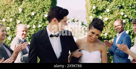 Coppia, matrimonio e felice di applausi, festeggiamenti e sorrisi per matrimonio, impegno e amore. Sposa, sposo e famiglia insieme alla folla, gente Foto Stock