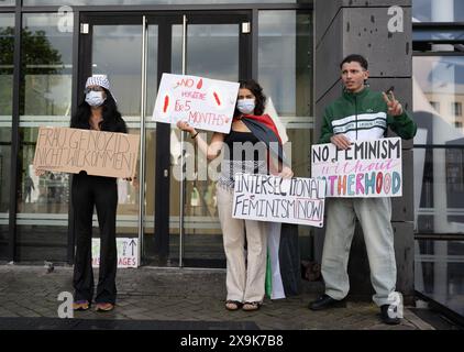 Erfurt, Germania. 1 giugno 2024. Prima dell'inizio dell'evento "israeliani, palestinesi e responsabilità tedesca" alla giornata cattolica tedesca, tre persone si sono riunite davanti al Teatro di Erfurt per protestare. I cartelli recitano, tra le altre cose, "Mrs. Genocide non benvenuta”. Il Katholikentag continua in città. 20.000 partecipanti provenienti da tutta la Germania sono attesi a partecipare alla riunione cristiana di cinque giorni. Fino a domenica sono previsti circa 500 eventi. Crediti: Hendrik Schmidt/dpa/Alamy Live News Foto Stock