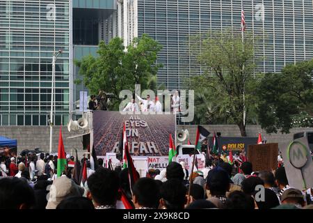 GIACARTA, INDONESIA - 1° GIUGNO: Manifestanti pro-palestinesi, con bandiere e bandiere palestinesi, si riuniscono fuori dall'ambasciata degli Stati Uniti per mostrare sostegno ai palestinesi a Giacarta, Indonesia, il 1° giugno 2024. La manifestazione ha protestato contro l'attacco militare israeliano a Rafah, Gaza. Crediti: Sumarno Sumarno/Alamy Live News Foto Stock