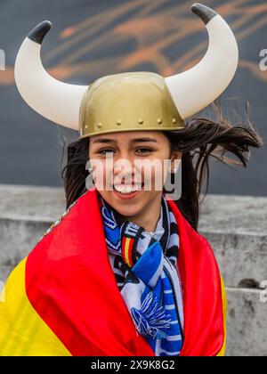 Londra, Regno Unito. 1 giugno 2024. I tifosi del Real madrid attraversano il ponte di waterloo per raggiungere una zona di tifosi prima della finale di Champions League a Wembley. Crediti: Guy Bell/Alamy Live News Foto Stock