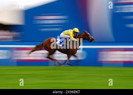 Relentless Voyager guidato da Oisin Murphy per vincere il Long Shot Northern Dancer handicap il giorno del derby del Betfred Derby Festival all'ippodromo di Epsom Downs. Data foto: Sabato 1 giugno 2024. Foto Stock