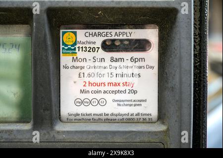 Un contatore di parcheggio per auto con un prezzo di £1,60 per 15 minuti dopo un aumento dei prezzi nel centro di Glasgow, Scozia, Regno Unito, Europa Foto Stock