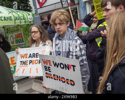 Londra, Regno Unito. Giugno 2024. Centinaia di persone si incontrano fuori dal municipio di Redbridge per una manifestazione prima di marciare verso il municipio di Barking, chiedendo la fine immediata del genocidio di Gaza e la vendita di armi a Israele e per sanzioni internazionali contro Israele e la libertà per la Palestina. Tra gli oratori ci sono Leanne Mohamad, che si è schierata contro Wes Streeting a Ilford North e Fiona Lally che ha "distrutto" Suella Braverman in un'intervista televisiva. Peter Marshall/Alamy Live News Foto Stock