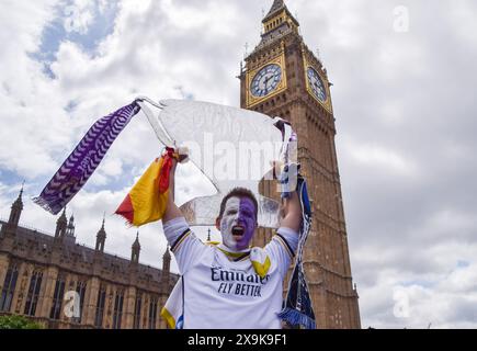 Londra, Regno Unito. 1 giugno 2024. Un tifoso del Real Madrid detiene un grande trofeo di cartone accanto al Big Ben davanti alla finale di calcio della Champions League allo stadio di Wembley, mentre il Borussia Dortmund affronta il Real Madrid. Crediti: Vuk Valcic/Alamy Live News Foto Stock