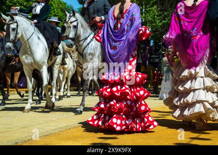 Fiera di aprile di Siviglia, Feria de Abril, un festival del patrimonio culturale spagnolo con cavalli, abiti di flamenco, decorazioni, famiglie e divertimento. Siviglia, Spagna Foto Stock