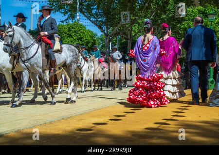 Fiera di aprile di Siviglia, Feria de Abril, un festival spagnolo con cavalli, abiti di flamenco, tende decorate, comunità e intrattenimento a Siviglia, Spagna. Foto Stock