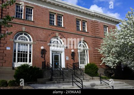 La grande, OR, USA - 27 aprile 2024; ingresso del municipio di la grande Oregon nell'edificio federale con fioritura primaverile Foto Stock