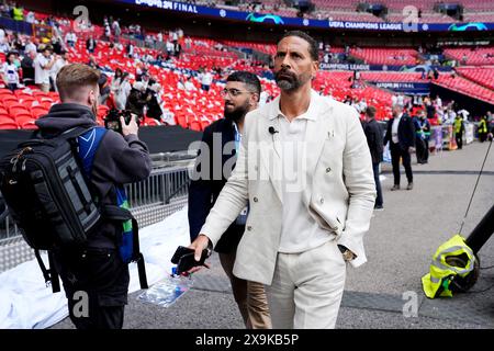 Pundit ed ex giocatore del Manchester United, Rio Ferdinand, davanti alla finale della UEFA Champions League allo stadio Wembley di Londra. Data foto: Sabato 1 giugno 2024. Foto Stock