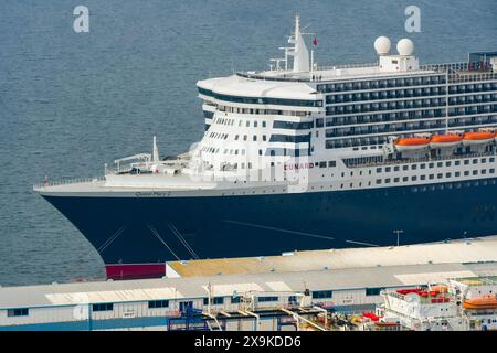 Portland Port, Dorset, Regno Unito. 1 giugno 2024. Meteo nel Regno Unito. La nave da crociera Cunard Queen Mary 2 attraccò al porto di Portland nel Dorset in una calda giornata di sole. Crediti fotografici: Graham Hunt/Alamy Live News Foto Stock