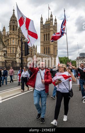 I manifestanti al Tommy Robinson 1° giugno marzo e al rally, Londra, Inghilterra Regno Unito, 01/06/2024 Foto Stock