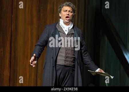 Jonas Kaufmann (Andrea Chenier) in ANDREA CHENIER alla Royal Opera, Covent Garden, Londra WC2 30/05/2024 musica: Umberto Giordano libretto: Luigi Illica direttore: Antonio Pappano design: Robert Jones costumi: Jenny Tiramani illuminazione: Adam Silverman coreografia originale & movimento: Andrew George coreografo revival: Agurtzane Arrien direttore originale: David McVicar, direttore del revival: Thomas Guthrie Foto Stock