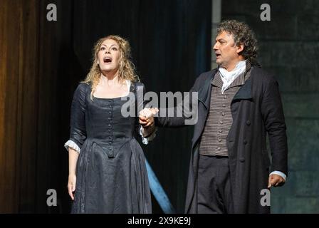 Sondra Radvanovsky (Maddalena di Coigny), Jonas Kaufmann (Andrea Chenier) in ANDREA CHENIER alla Royal Opera, Covent Garden, Londra WC2 30/05/2024 musica: Umberto Giordano libretto: Luigi Illica direttore: Antonio Pappano design: Robert Jones costumi: Jenny Tiramani illuminazione: Adam Silverman coreografia originale e movimento: Andrew George coreografo revival: Agurtzane Arrien regista originale: David McVicar Revival Director: Thomas Guthrie Foto Stock