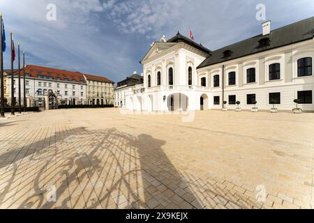 Palazzo Presidenziale, Palazzo Grassalkovich con l'ombra della porta del palazzo, a Bratislava, Slovacchia. Paesaggio urbano di Bratislava, giorno di sole, nessuna gente. Foto Stock