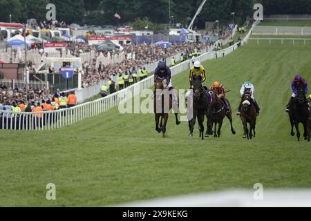 Epsom, Surrey, Regno Unito. 1 giugno 2024. La città di Troia (L), con Ryan Moore (colori blu scuro) su, sali la collina sul rettilineo principale del Betfred Derby, corri per oltre un chilometro e quattro volte sull'iconico ippodromo di Epsom Downs. Crediti: Motofoto/Alamy Live News Foto Stock