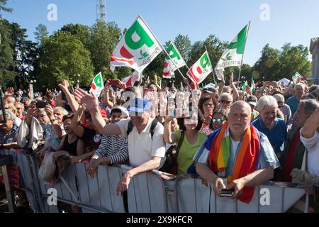 Milano, Italia. 1 giugno 2024. Comizio del Partito Democratico per la chiusura della campagna elettorale per le europee all'arco della PaceMilano, Italia - Cronaca sabato, 01 giugno, 2024. (Foto di Marco Ottico/Lapresse) manifestazione del Partito Democratico per la chiusura della campagna elettorale europea all'Arco della Pace Milano, Italia - News domenica 1 giugno 2024. (Foto di Marco otto/Lapresse) credito: LaPresse/Alamy Live News Foto Stock