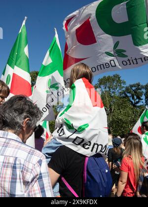 Milano, Italia. 1 giugno 2024. Comizio del Partito Democratico per la chiusura della campagna elettorale per le europee all'arco della PaceMilano, Italia - Cronaca sabato, 01 giugno, 2024. (Foto di Marco Ottico/Lapresse) manifestazione del Partito Democratico per la chiusura della campagna elettorale europea all'Arco della Pace Milano, Italia - News domenica 1 giugno 2024. (Foto di Marco otto/Lapresse) credito: LaPresse/Alamy Live News Foto Stock