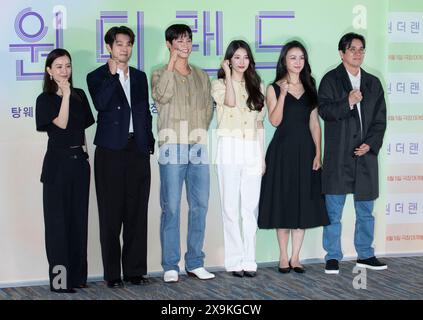 Seoul, Corea del Sud. 31 maggio 2024. (L to R) attori sudcoreani Jeong Yoo-mi Choi Woo-sik, Park Bo-geum, cantante e attrice Suji, ex membro del gruppo femminile Missa, attrice cinese Tang Wei, regista Kim Tae-yong partecipa a una chiamata fotografica per il film "Wonderland" presentato in anteprima al CGV Cinema di Seoul, Corea del Sud il 31 maggio 2024. Il film aprirà il 5 giugno 2024. (Foto di Lee Young-ho/Sipa USA) credito: SIPA USA/Alamy Live News Foto Stock