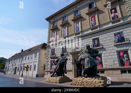 Esterno del museo di Budapest con statue di soldati di guerra e foto di zar, re e leader. Museo di storia ungherese, europea e mondiale. Foto Stock