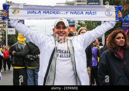 Londra, Regno Unito. 1 giugno 2024. Un fan del Real Madrid con sciarpa. I tifosi del Borussia Dortmund si mettono in posa e cantano nella divisa da club con bandiere e sciarpe. I tifosi di entrambi i club arrivano e si dirigono lungo la strada olimpica fino allo stadio. La finale della UEFA Champions League tra il Real Madrid e il Borussia Dortmund prenderà il via oggi alle 20:00 CET allo stadio di Wembley. Crediti: Imageplotter/Alamy Live News Foto Stock