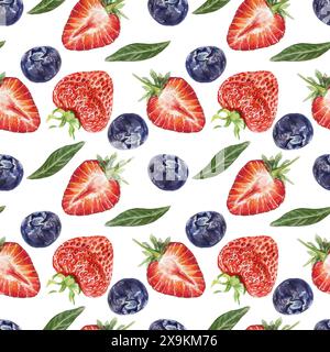 Fragole e mirtilli, motivo senza cuciture. Bacche e foglie. Illustrazione ad acquerello disegnata a mano isolata su sfondo bianco. Per il confezionamento della carta Foto Stock