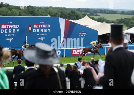 Relentless Voyager guidato da Oisin Murphy per vincere il Long Shot Northern Dancer handicap il giorno del derby del Betfred Derby Festival all'ippodromo di Epsom Downs. Data foto: Sabato 1 giugno 2024. Foto Stock