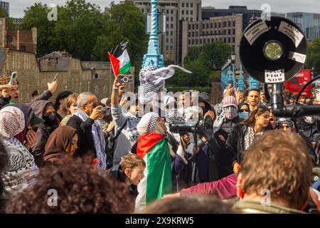 Londra, Regno Unito. 01 GIU, 2024. I manifestanti pro Palestine si riuniscono su una sezione del sentiero destro del Tower Bridge. Credito Milo Chandler/Alamy Live News Foto Stock