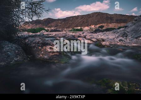 Paesaggio dell'Oman. wadi al khoud muscat Oman. Vista scura della cascata di montagna. Foto Stock