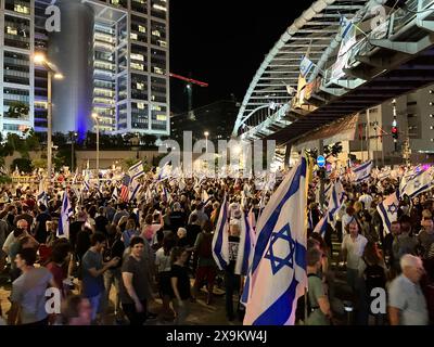 Tel Aviv, Israele. 1 giugno 2024. I partecipanti partecipano a una protesta nel centro di Tel Aviv in Derech Menachem BEGIN Street. La protesta è contro il governo israeliano e a favore di un accordo con Hamas in ostaggio. Crediti: Cindy Riechau/dpa/Alamy Live News Foto Stock