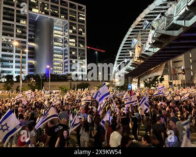 Tel Aviv, Israele. 1 giugno 2024. I partecipanti partecipano a una protesta nel centro di Tel Aviv in Derech Menachem BEGIN Street. La protesta è contro il governo israeliano e a favore di un accordo con Hamas in ostaggio. Crediti: Cindy Riechau/dpa/Alamy Live News Foto Stock