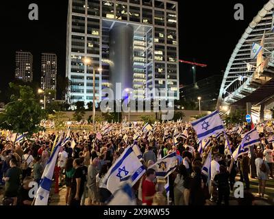 Tel Aviv, Israele. 1 giugno 2024. I partecipanti partecipano a una protesta nel centro di Tel Aviv in Derech Menachem BEGIN Street. La protesta è contro il governo israeliano e a favore di un accordo con Hamas in ostaggio. Crediti: Cindy Riechau/dpa/Alamy Live News Foto Stock