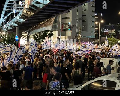 Tel Aviv, Israele. 1 giugno 2024. I partecipanti partecipano a una protesta nel centro di Tel Aviv in Derech Menachem BEGIN Street. La protesta è contro il governo israeliano e a favore di un accordo con Hamas in ostaggio. Crediti: Cindy Riechau/dpa/Alamy Live News Foto Stock