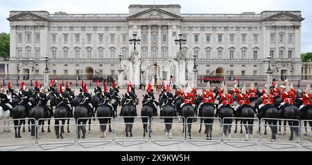 Londra, Regno Unito. 1 giugno 2024. La rivista del maggiore generale della trooping of the Colour per la parata del compleanno del re ha luogo. Questa prova è la prima di due recensioni formali in uniforme completa delle truppe e dei cavalli prima di sfilare per la HM The King's Official Birthday Parade il 15 giugno. I soldati sono ispezionati dal maggiore generale James Bowder OBE, il maggiore generale comandante della Household Division. Immagine: La Cavalleria della famiglia montata si allinea fuori Buckingham Palace mentre la carrozza del re torna dalla cerimonia della trooping of the Colour alla Horse Guards Parade. Foto Stock