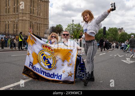 Londra, Regno Unito, 1 giugno 2024. I tifosi del Real Madrid posano per le foto sul ponte di Westminster prima della finale della Champions League tenutasi allo stadio di Wembley credito: James Willoughby/Alamy Live News Foto Stock