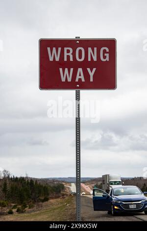 Cartello con la strada sbagliata sulla NS 104 nella contea di Pictou, nuova Scozia, Canada Foto Stock