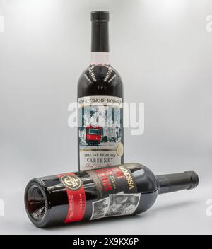 Kiev, Ucraina - 11 maggio 2023: Studio fotografico di Odessa Wine for Friends e Boulevard francese Special Edition cabernet rosso vino secco in primo piano su wh Foto Stock