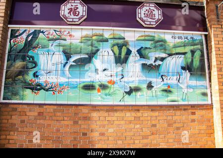 Murale cinese di uccelli presso le cascate del Moonlight Restaurant nel centro di Antigonish, nuova Scozia, Canada Foto Stock