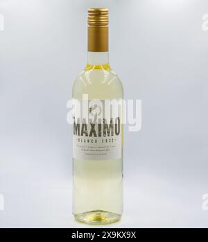 Kiev, Ucraina - 10 agosto 2023: Studio fotografico di Maximo bianco 2022 spagnolo, primo piano di una bottiglia di vino bianco secco su sfondo bianco. Foto Stock