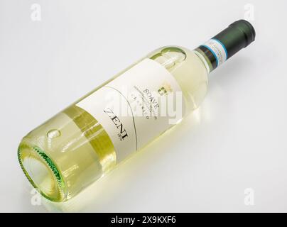 Kiev, Ucraina - 27 aprile 2024: Studio fotografico di Zeni Soave bottiglia di vino bianco secco italiano primo piano su sfondo bianco. Foto Stock