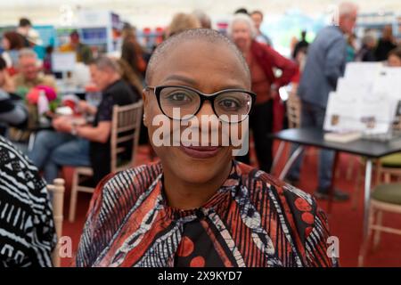 La scrittrice nigeriana Lola Shoneyin firma il libro Secret Lives of Baba Segi's Wives al Hay Festival 2024 Hay on Wye Wales UK Great Britain KATHY DEWITT Foto Stock