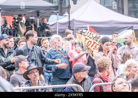 Großkundgebung der SPD in Leipzig vor Kommunal- und Europawahl. Es kam zu vereinzelten Störaktionen von Menschen der letzten Generation und Pro-Palästina Anhängern. Wahlkampf SPD *** grande manifestazione SPD a Lipsia prima delle elezioni locali ed europee ci sono state isolate azioni dirompenti da parte di persone dell'ultima generazione e sostenitori filo-palestinesi campagna elettorale SPD Foto Stock