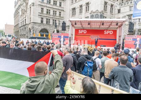 Großkundgebung der SPD in Leipzig vor Kommunal- und Europawahl. Es kam zu vereinzelten Störaktionen von Menschen der letzten Generation und Pro-Palästina Anhängern. Wahlkampf SPD *** grande manifestazione SPD a Lipsia prima delle elezioni locali ed europee ci sono state isolate azioni dirompenti da parte di persone dell'ultima generazione e sostenitori filo-palestinesi campagna elettorale SPD Foto Stock