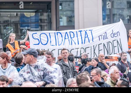 Großkundgebung der SPD in Leipzig vor Kommunal- und Europawahl. Es kam zu vereinzelten Störaktionen von Menschen der letzten Generation und Pro-Palästina Anhängern. Wahlkampf SPD *** grande manifestazione SPD a Lipsia prima delle elezioni locali ed europee ci sono state isolate azioni dirompenti da parte di persone dell'ultima generazione e sostenitori filo-palestinesi campagna elettorale SPD Foto Stock