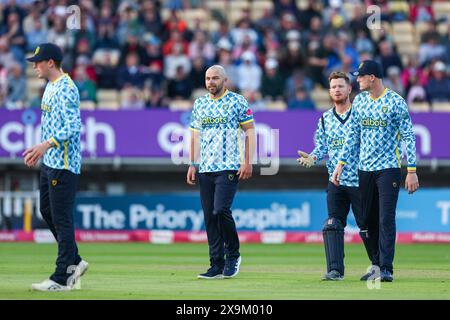 Birmingham, Regno Unito. 1 giugno 2024. Jake Lintott (centro) rivendica il wicket di Alex Hales durante il Vitality T20 Blast match tra Birmingham Bears e Notts Outlaws all'Edgbaston Cricket Ground, Birmingham, Inghilterra, il 1 giugno 2024. Foto di Stuart Leggett. Solo per uso editoriale, licenza richiesta per uso commerciale. Non utilizzare in scommesse, giochi o pubblicazioni di singoli club/campionato/giocatori. Crediti: UK Sports Pics Ltd/Alamy Live News Foto Stock