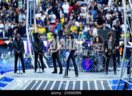 Lenny Kravitz si esibisce davanti alla finale della UEFA Champions League allo stadio Wembley di Londra. Data foto: Sabato 1 giugno 2024. Foto Stock