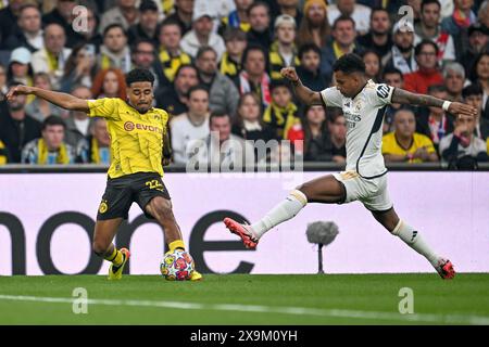 Londra, Regno Unito. 1 giugno 2024. Ian Maatsen (22) di Dortmund lotta per il pallone con Rodrygo (11) del Real Madrid durante una partita di calcio tra il Borussia Dortmund tedesco e il Real Madrid spagnolo CF nella finale di UEFA Champions League della stagione 2023-24, sabato 1 giugno 2024 a Londra, Regno Unito. Crediti: Sportpix/Alamy Live News Foto Stock