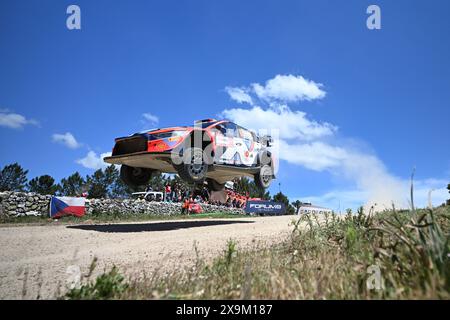 Alghero, Italia. 01 giugno 2024. Affrontano il 2°, della gara, durante il Campionato del mondo Rally FIA WRC Rally Italia Sardegna 2024 01 giugno, Alghero Italia Credit: Independent Photo Agency/Alamy Live News Foto Stock