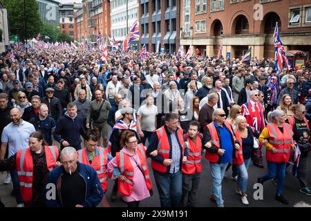 Londra, Regno Unito. 1 giugno 2024. ÊThousands of People marcia con Tommy Robinson in vista del suo nuovo documentario LAWFARE. La proiezione pubblica evidenzia un sistema di polizia a due livelli che Tommy sostiene stia accadendo a livello nazionale. Crediti: Andy Barton/Alamy Live News Foto Stock