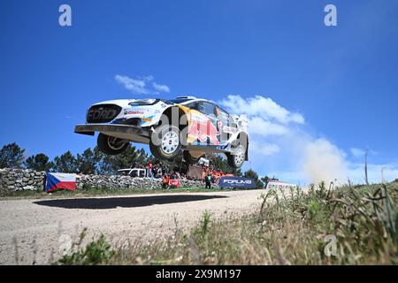 Alghero, Italia. 01 giugno 2024. Affrontano il 2°, della gara, durante il Campionato del mondo Rally FIA WRC Rally Italia Sardegna 2024 01 giugno, Alghero Italia Credit: Independent Photo Agency/Alamy Live News Foto Stock