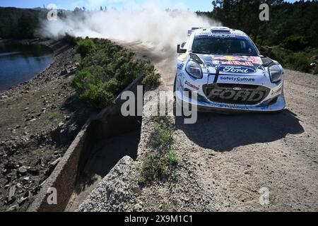 Alghero, Italia. 1 giugno 2024. Il pilota Adrien Fourmaux e il co-pilota Alexandre Coria del Team M-Sport Ford World Rally Team Ford Puma Rally1 Hybrid, affrontano il 2°, della gara, durante il FIA World Rally Championship WRC Rally Italia Sardegna 2024 01 giugno, Alghero Italia Credit: Independent Photo Agency/Alamy Live News Foto Stock